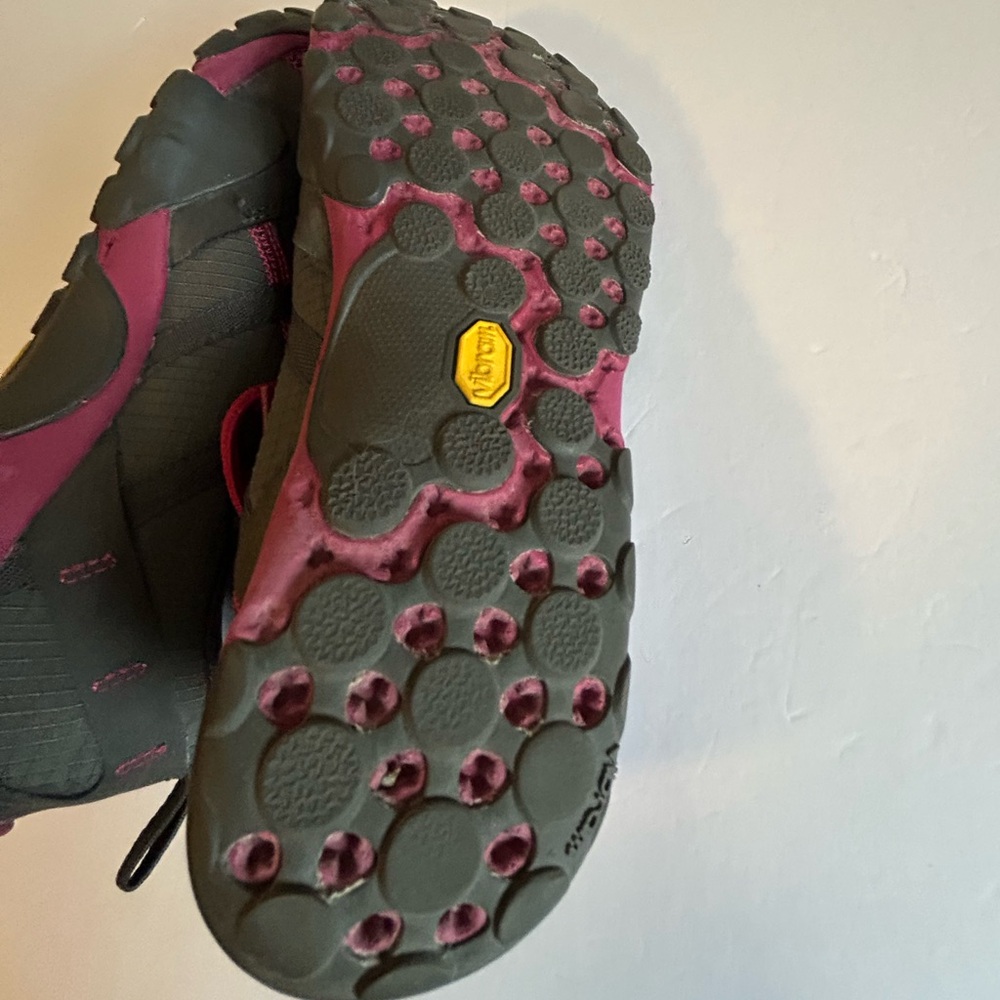 New Balance Minimus Vibram Women's Gray and Burgundy Lace-Up Sneakers - Picture 4 of 8